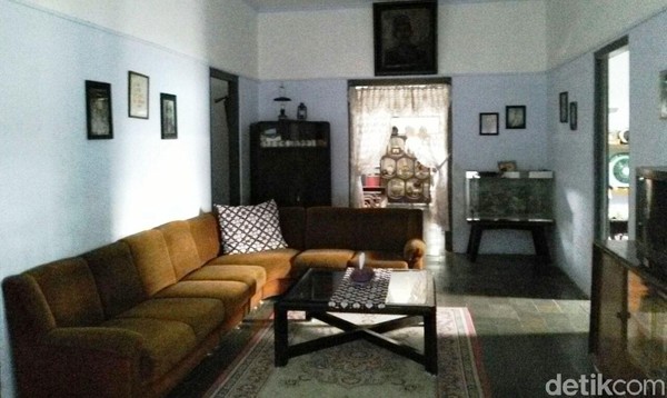 Rumah dengan cat warna putih dan kombinasi abu-abu di beberapa sudutnya ini terawat dengan baik. Kondisi ruangannya pun tertata apik (Rinto Heksantoro/detikTravel) Rumah dengan cat warna putih dan kombinasi abu-abu di beberapa sudutnya ini terawat dengan baik. Kondisi ruangannya pun tertata apik (Rinto Heksantoro/detikTravel)