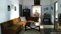 Rumah dengan cat warna putih dan kombinasi abu-abu di beberapa sudutnya ini terawat dengan baik. Kondisi ruangannya pun tertata apik (Rinto Heksantoro/detikTravel)