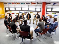 Gaya Zuckerberg Ketemu Pejabat Cuma Kaosan Jadi Sorotan