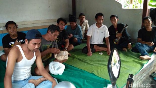 Pemuda berjaga di Dusun Umanyar, Bhuana Giri, Karangasem