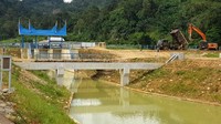 Pembangunan daerah irigasi ini dilakukan sejak 2015 dengan total anggaran sebesar Rp 104,4 miliar. Dengan dana tersebut dibangun saluran irigasi primer sepanjang 1 km, Bendung 1 buah, kantong lumpur, saluran pengelak, jalan akses dan 5 bangunan pelengkap. (Kementerian PUPR).