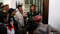 Petugas memberikan penjelasan terkait peristiwa berdarah tersebut kepada pengunjung.