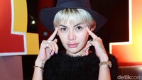 Nikita Mirzani tampil kasual saat hadir di peluncuran film Jomblo di kawasan Kemang, Jakarta Selatan, Jumat (29/9/2017) malam. Foto: Ismail/detikHOT