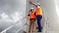 Menteri ESDM Ignasius Jonan melakukan peninjauan proyek Pembangkit Listrik Tenaga Bayu/angin (PLTB) di Kabupaten Sidrap, Sulawesi Selatan (Sulsel).