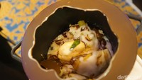 Asian Sweet Delicacies ini punya sensasi rasa unik. Isinya ada pancake, es krim rasa chilli crab sweet, santan hingga daun kari. Bagaimana ya rasanya? Foto: Lusiana Mustinda