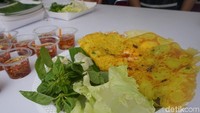 Banh Xeo Mieu Noi dari Vietnam ini juga pasti jadi kesukaan Anda. Adonan telur yang ditengahnya diberi isian cincangan daging, udang dan sayuran ini enak dicocol dengan fish sauce yang gurih segar. Ban Xeo dibandrol dengan harga Rp 55.000. Foto: Lusiana Mustinda