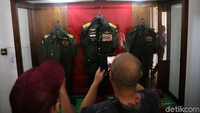 Museum ini juga memajang pakaian dinas Jenderal Besar AH Nasution.