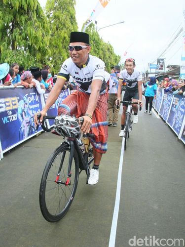 Peserta Tour de Banyuwangi Ijen Dikenalkan Tradisi Pesantren