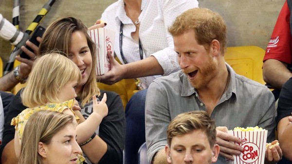 Foto: Ekspresi Pangeran Harry Saat Seorang Balita Curi Popcorn-nya