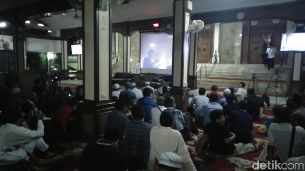 Warga nobar film G30S/PKI di area Masjid Sunda Kelapa Menteng