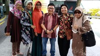 Dia menanggung seluruh biaya perjalanan, uang saku, dan juga semua kebutuhan terkait kesehatan para gurunya selama berlibur. Meski begitu, dia tak bisa ikut dalam perjalanan itu karena harus menyelesaikan tugas pekerjaannya. Foto: Dok Fredy Chandra