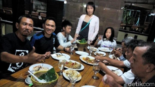 Fredy bersama istri dan anaknya menjamu guru-gurunya. 