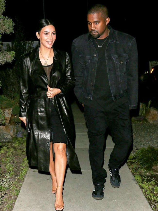 Warna hitam memang cocok dikenakan saat malam hari. Coba tiru gaya Kim Kardashian yang tampil formal mengenakan setelan celana pendek, blouse, dan trench coat hitam. Foto: Dok. People