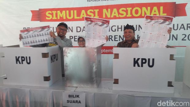 Meski tak mencoblos, Fandi (kanan) tetap memantau bilik suara dan kotak suara