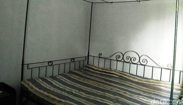 Namun warga tetap bisa berwisata di rumah sejarah tersebut. Siapa pun yang hadir akan diterima dengan baik dan dipersilahkan belajar sejarah di rumah itu (Rinto Heksantoro/detikTravel) Namun warga tetap bisa berwisata di rumah sejarah tersebut. Siapa pun yang hadir akan diterima dengan baik dan dipersilahkan belajar sejarah di rumah itu (Rinto Heksantoro/detikTravel)