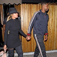 Jika ingin tampil feminin namun eksentrik bisa bergaya seperti Khloe Kardashian. Lihat pilihan knitted dress lengan panjang warna hitam dan boots tinggi yang lebih cocok dipakai saat liburan di cuaca dingin. Topi hitam juga bisa menjadi pelengkap gaya yang atraktif. Foto: Dok. People