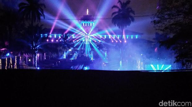  Laser dan Lighting Show Pukau Warga di Gedung Sate Festival