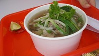 Kalau ingin mencicip sajian berkuah gurih. Ada Pho dari Pho Thai Hung yang dijual dengan harga Rp 55.000. Terdiri dari mie tipis yang lembut dengan irisan daging sapi dan bumbu khas Vietnam. Slurp! Enak. Foto: Lusiana Mustinda