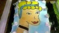 Tampilan Cinderella pada cake ini benar-benar aneh. Wujudnya seperti kuda ya? Duh, mau makan jadi nggak bisa berhenti tertawa. Foto: Istimewa