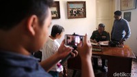 Patung AH Nasution sedang menulis di salah satu ruangan museum.