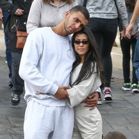 Inspirasi pertama datang dari Kourtney Kardashian yang mengenakan baju serba putih saat kencan bersama Younes Bendjima di Disneyland Paris. Gaya santai menggunakan celana lurus dan blouse longgar yang dimasukkan ke dalam celana bisa digunakan ketika Anda akan kencan kasual di malam minggu. Foto: Dok. People