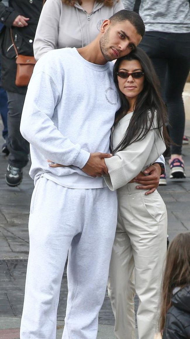 Inspirasi pertama datang dari Kourtney Kardashian yang mengenakan baju serba putih saat kencan bersama Younes Bendjima di Disneyland Paris. Gaya santai menggunakan celana lurus dan blouse longgar yang dimasukkan ke dalam celana bisa digunakan ketika Anda akan kencan kasual di malam minggu. Foto: Dok. People
