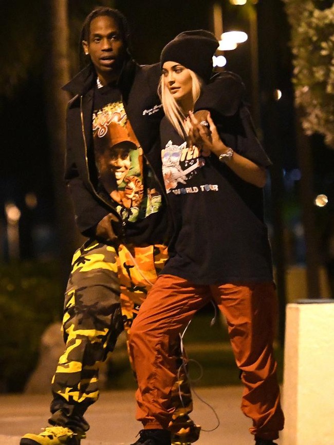 Bergaya boyish dengan padu padan celana baggy dan kaos lengan pendek. Lengkapi dengan sneakers dan kupluk seperti gaya Kylie Jenner saat pacaran dengan Travis. Foto: Dok. People