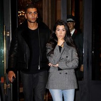 Gaya Kourtney Kardashian lain yang bisa ditiru untuk kencan malam minggu dengan berpakaian semi formal. Kourtney memakai peacoat, skinny jeans, dan sandal mule. Foto: Dok. People