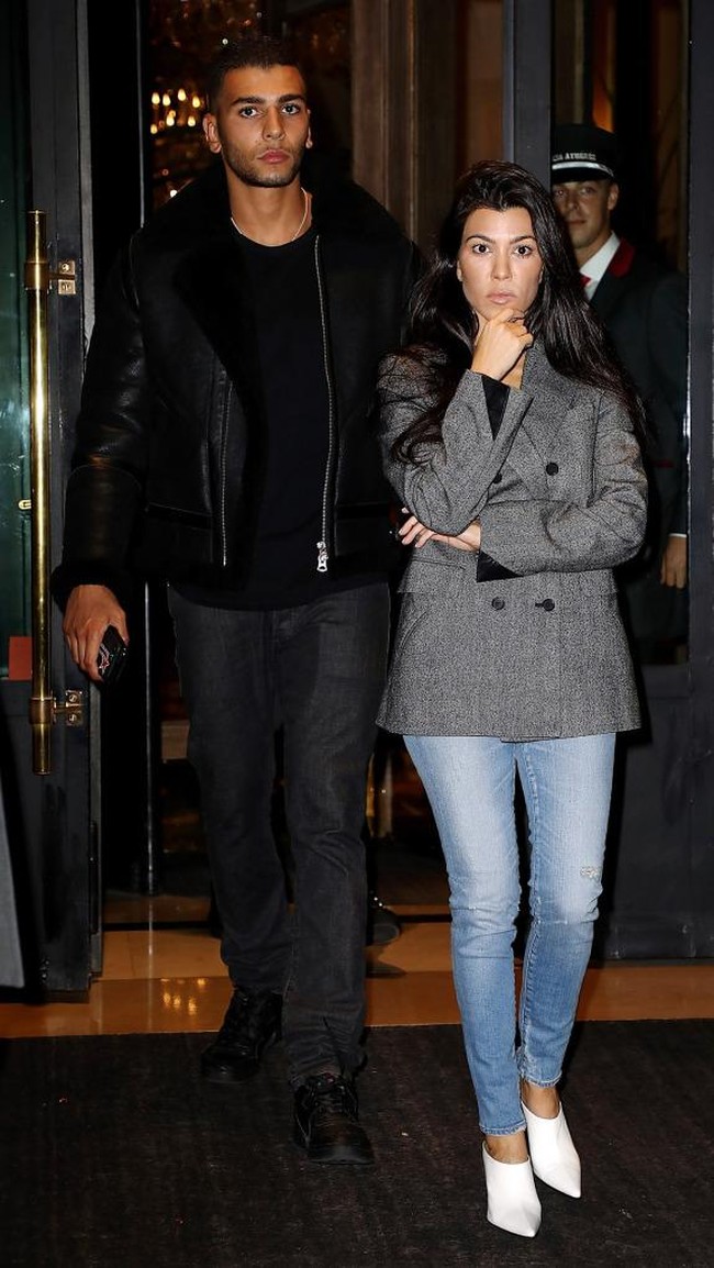 Gaya Kourtney Kardashian lain yang bisa ditiru untuk kencan malam minggu dengan berpakaian semi formal. Kourtney memakai peacoat, skinny jeans, dan sandal mule. Foto: Dok. People