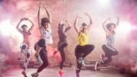 Nah, olahraga berkelompok sangat cocok bagi para weekend warrior dari kalangan sosialita. Zumba dan kelas tarian lainnya selama 45 menit di hari Sabtu dan Minggu sudah memenuhi anjuran aktivitas fisik minimal. (Foto: Thinkstock)