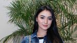 Berjaket Denim, Citra Kirana Bikin Meleleh