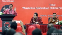 Menteri Pariwisata Arief Yahya (kiri) dan Menteri Perhubungan Budi Karya Sumadi (kanan) hadir dalam rapat bidang pariwisata tersebut. Selain itu, rapat tersebut juga dihadiri Kepala Bekraf Triawan Munaf (tengah).