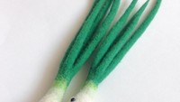 Daun bawang yang ini nggak bisa dipakai buat masak ya. Dovhan membuatnya handmade berbahan wol. Foto: Wool Sculpture