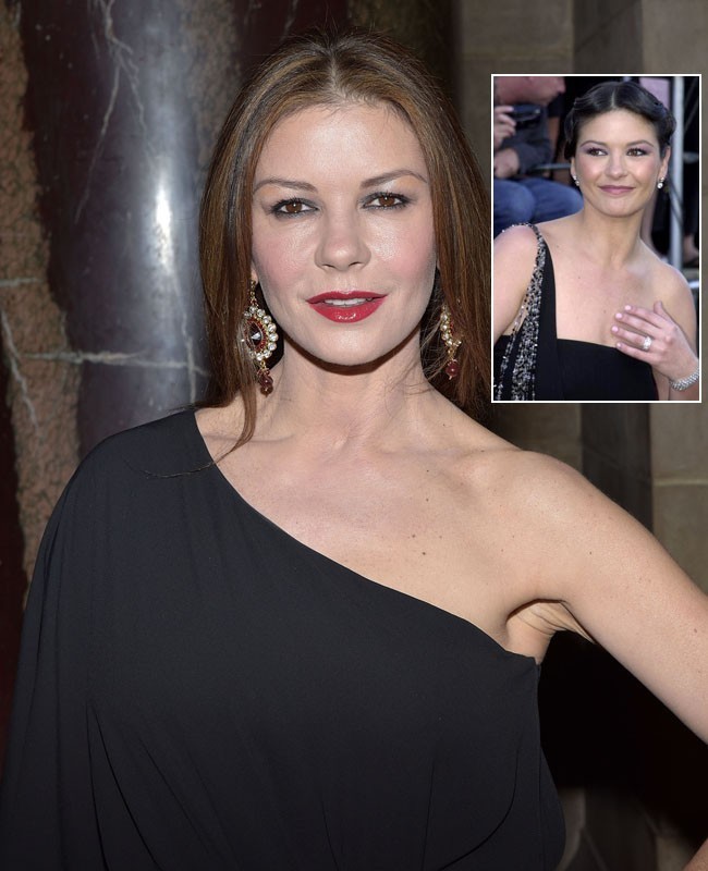 Memiliki wajah cantik rupanya tak membuat Catherine Zeta Jones puas. Seiring pertambahan usia, dia merasa perlu melakukan sejumlah prosedur untuk mempertahankan penampilannya. Dia menjalani operasi pada bibir bagian atasnya agar lebih berisi. Dia juga memperbaiki bentuk tulang pipinya. Operasi plastik lain yang dilakoninya adalah operasi pembesaran payudara dan penghilangan kantung mata. Foto: Dok. Getty Images