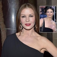 Memiliki wajah cantik rupanya tak membuat Catherine Zeta Jones puas. Seiring pertambahan usia, dia merasa perlu melakukan sejumlah prosedur untuk mempertahankan penampilannya. Dia menjalani operasi pada bibir bagian atasnya agar lebih berisi. Dia juga memperbaiki bentuk tulang pipinya. Operasi plastik lain yang dilakoninya adalah operasi pembesaran payudara dan penghilangan kantung mata. Foto: Dok. Getty Images