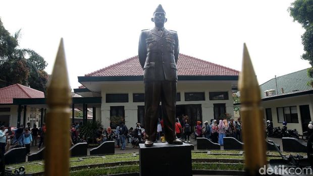 Museum Jenderal Besar AH Nasution terleak di Menteng, Jakarta. Di museum tersebut dapat disaksikan diorama peristiwa malam G30S/PKI.Pengunjung melihat koleksi di salah satu bagian ruangan Museum AH Nasution di Menteng, Jakarta, Sabtu (30/9). Bertepatan dengan peringatan 52 tahun peristiwa Gerakan 30 September 1965 Museum AH Nasution dipenuhi pengunjung. Agung Pambudhy/Detikcom.