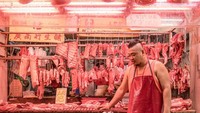 Kalau ini kucingnya terlihat bersama tukang daging di pasar. Foto: Istimewa