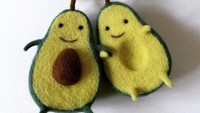 Ini tampilan alpukat saat dibuatkan versi wol-nya. Dovhan membuatnya lengkap dengan kulit alpukat berwarna hijau, daun dan biji warna cokelat di tengahnya. Foto: Wool Sculpture