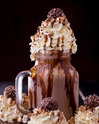 Milkshake dengan paduan aneka makanan manis di Coco Gelato.