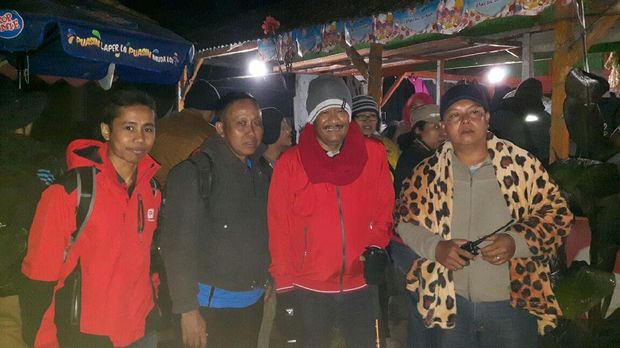Gubenur DKI Jakarta Djarot Syaiful Hidayat dan rombongan Dirjen Otda Kemendagri Sumarsono mendaki Gunung Ijen (Foto: Dok. Istimewa)