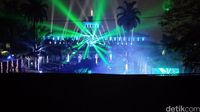 Musik kontemporer yang mengiringi pertunjukan tersebut membuat sinar laser dan tata cahaya lampu nampak seperti menari mengikuti irama yang dimainkan.