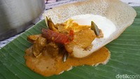 Heavens Appams dari Singapura ini menjual Appam dengan paduan santan dan telur dan disajikan dengan daging kambing berkuah kari hingga keju. Harganya Rp 40.000. Foto: Lusiana Mustinda