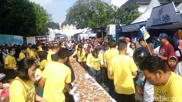Warga terdiri dari anak muda dan para orang tua terlihat sangat antusias untuk mendapat sepotong martabak hangat yang nikmati. 