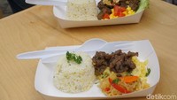 TAPAddiction by Moms Breaktime dari Filipina ini punya 2 menu yang wajib dicoba. Ada Beef Tapa dan Chicken Adobo yang dibandrol dengan harga Rp 45.000 dan Rp 40.000. Foto: Lusiana Mustinda