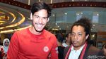 Richard Kyle Cedera Kaki, Jalannya Dipapah Arie Kriting