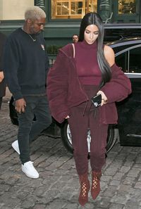 Sambut Cucu Baru, Kris Jenner Hadiahi Kue Pink Cantik untuk Kim Kardashian