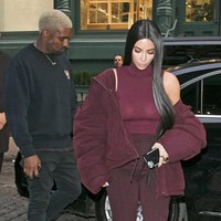 Kali ini Kim Kardashian memakai setelan bernuansa burgundy yang cocok dipakai saat malam hari. Potongan turtleneck blouse dan celana high-waisted cantik dikenakan saat makan malam. Foto: Dok. People