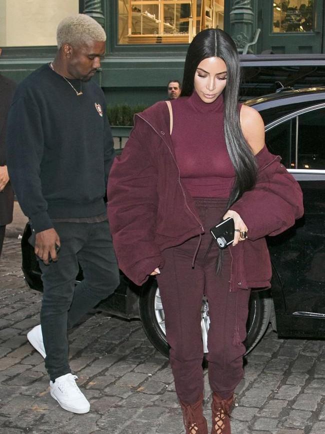 Kali ini Kim Kardashian memakai setelan bernuansa burgundy yang cocok dipakai saat malam hari. Potongan turtleneck blouse dan celana high-waisted cantik dikenakan saat makan malam. Foto: Dok. People