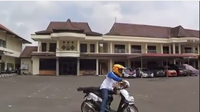 Usai Diajak Free Style Motor, Polisi Ini Oleng