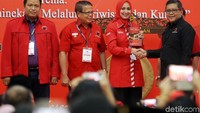 Sekjen PDIP Hasto Kristiyanto memberikan buku kumpulan resep kuliner nusantara kepada Bupati Jember Faida yang hadir dalam rapat tersebut.